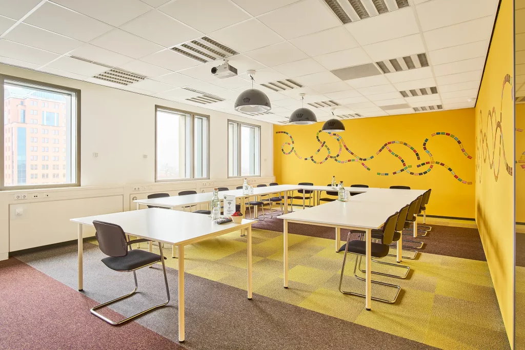 Vergaderruimte Gesprek 1 Seats2meet Station Den Bosch