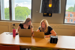 Julie en Helma bereiden seats2learn voor